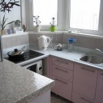 розовый кухонный гарнитур на балконе