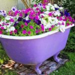 Цветник из старой ванны
